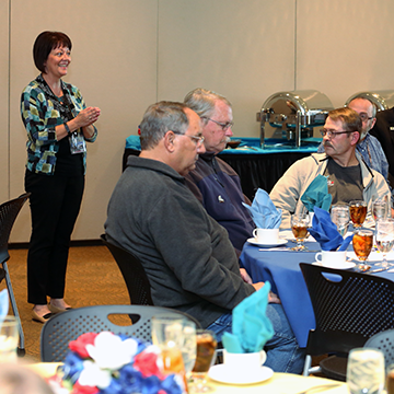 退伍军人服务项目主任Kena Zumalt向午餐与会者发表讲话